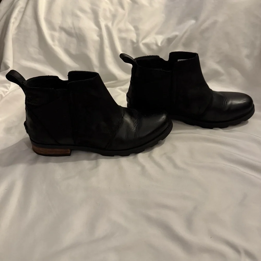 Like New Sorel Emelie I Waterproof Leather Chelsea Boot - Picture 1 of 8